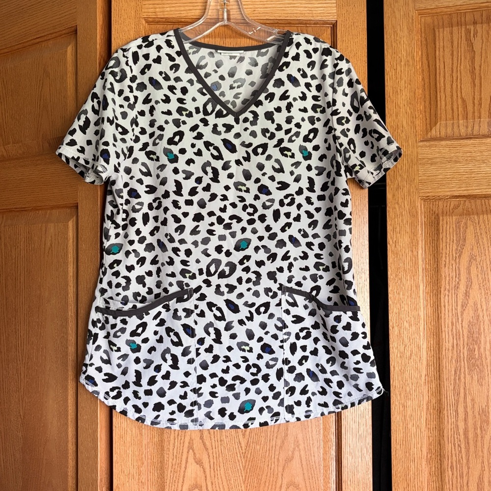 Scrubstar animal print women’s scrub shirt size S